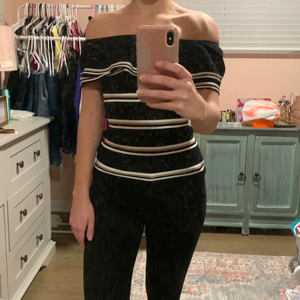 White House Black Market Off shoulder top NWT